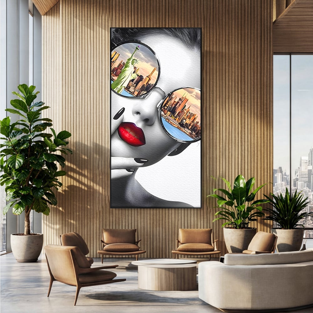 Tablou canvas cu tablou canvas cu portret femeie ochelari, in rama de aluminiu negru, pe perete intr-un birou